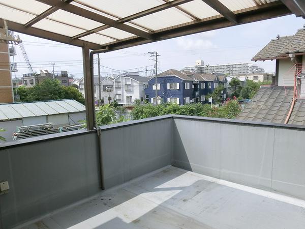 Balcony. Good spacious with a roof balcony per yang.