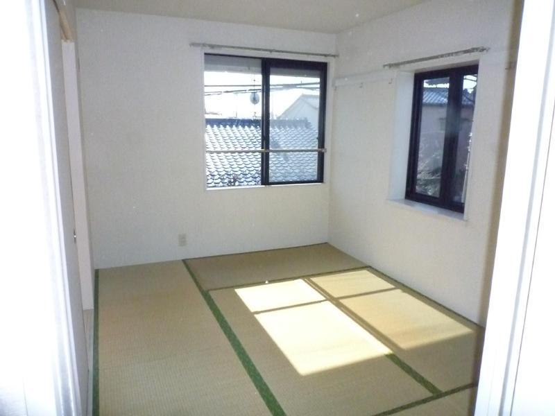 Other room space. Japanese-style room also brightness good because it is two-sided lighting