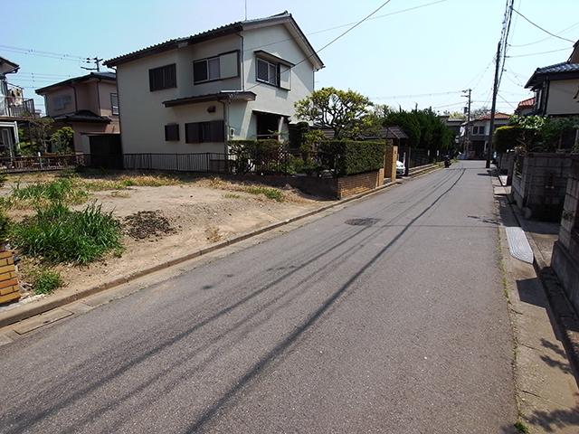 Local photos, including front road. Car street is small and quiet.