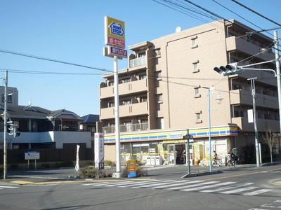 Convenience store. MINISTOP up (convenience store) 261m