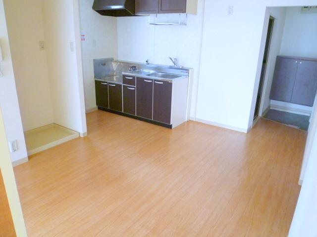 Kitchen. 2-neck is a gas stove can be installed.