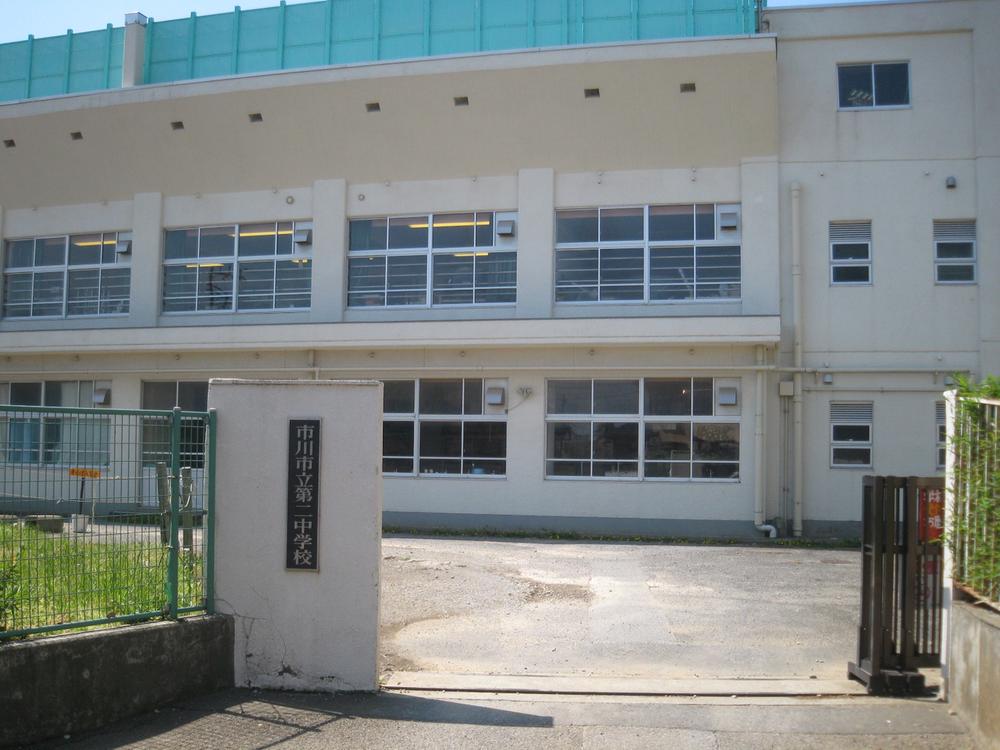 Junior high school. 700m until the second junior high school