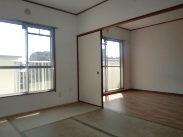 Living and room. Is a Japanese-style room. 