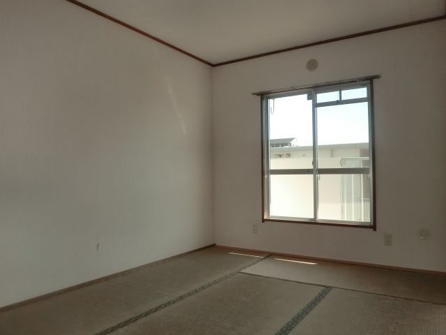 Living and room. Japanese-style room is 6 quires. 