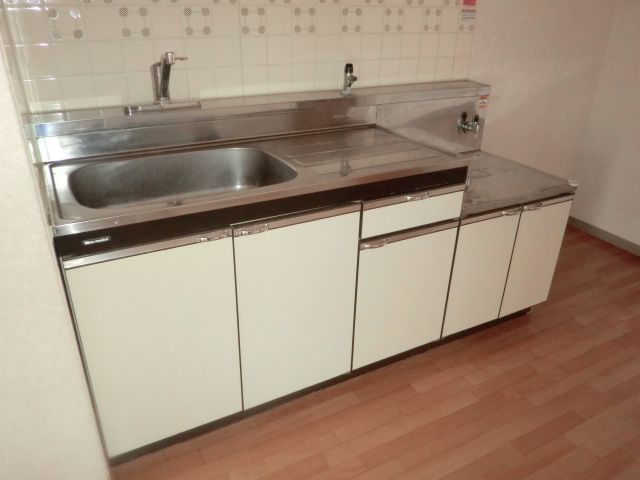 Kitchen. Gas stove can be installed. 