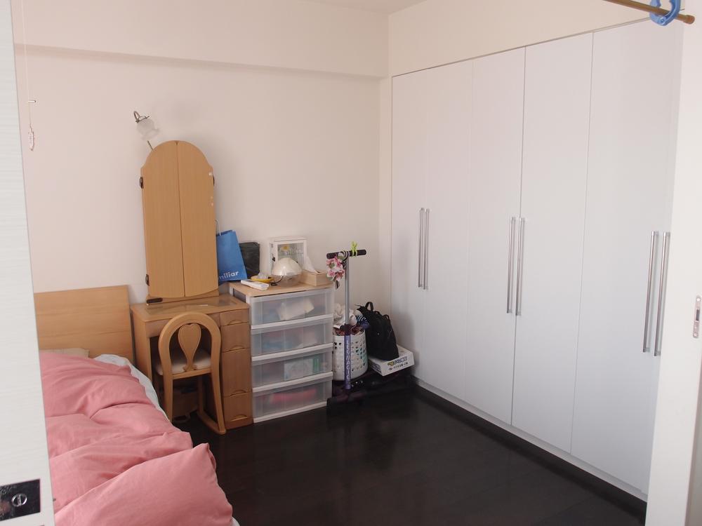 Non-living room. Western-style 6.4 tatami There closet on one wall!