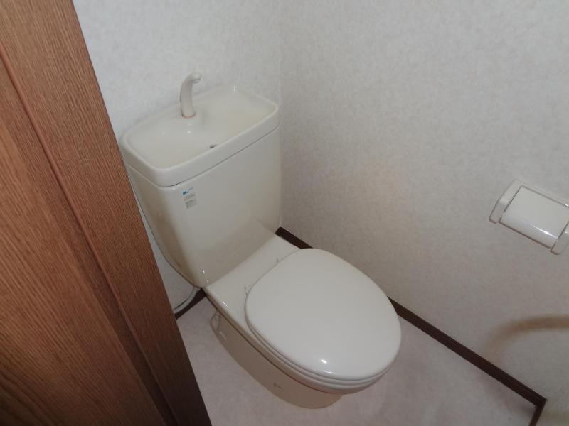 Toilet. There is a feeling of cleanliness.