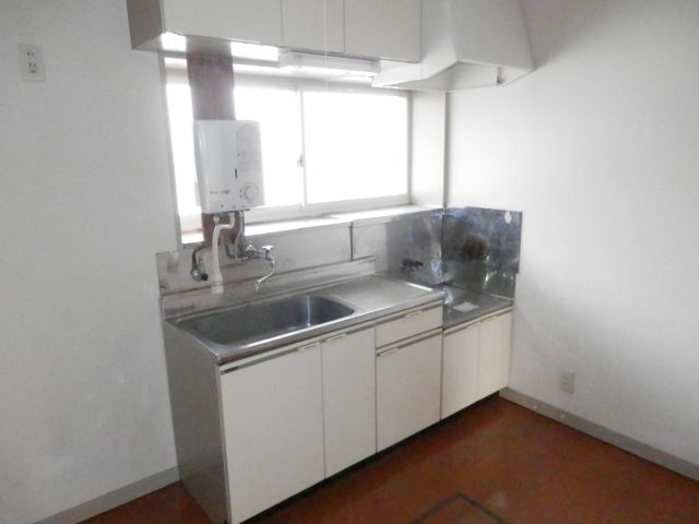 Kitchen. Gas stove can be installed.