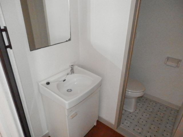 Washroom. I'm glad independent washbasin.