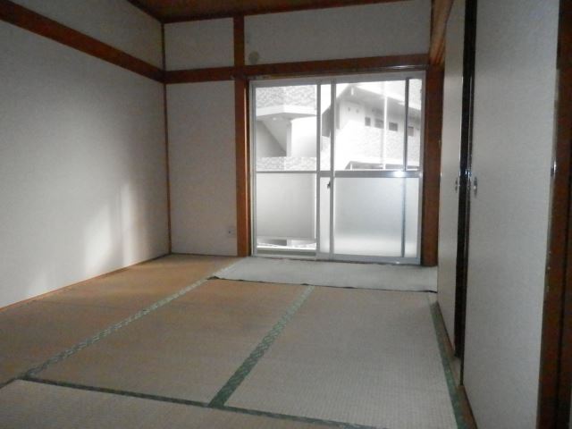 Living and room. 6 Pledge Japanese-style room, South is facing.