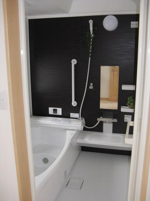 Same specifications photo (bathroom). Same specifications photo (bathroom) wide and comfortable bathroom