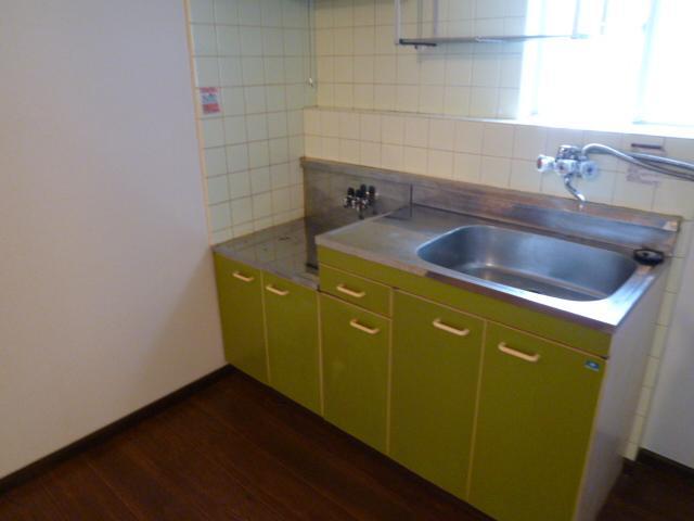 Kitchen. Two-burner gas stove can be installed