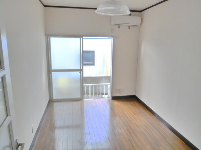 Living and room. To draft is also equipped with air conditioning. It is the flooring of Western-style.