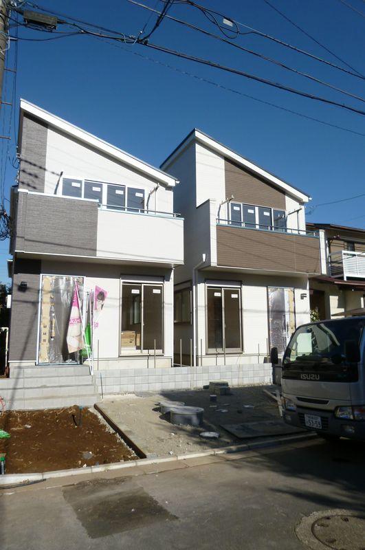Local appearance photo. It is the right side