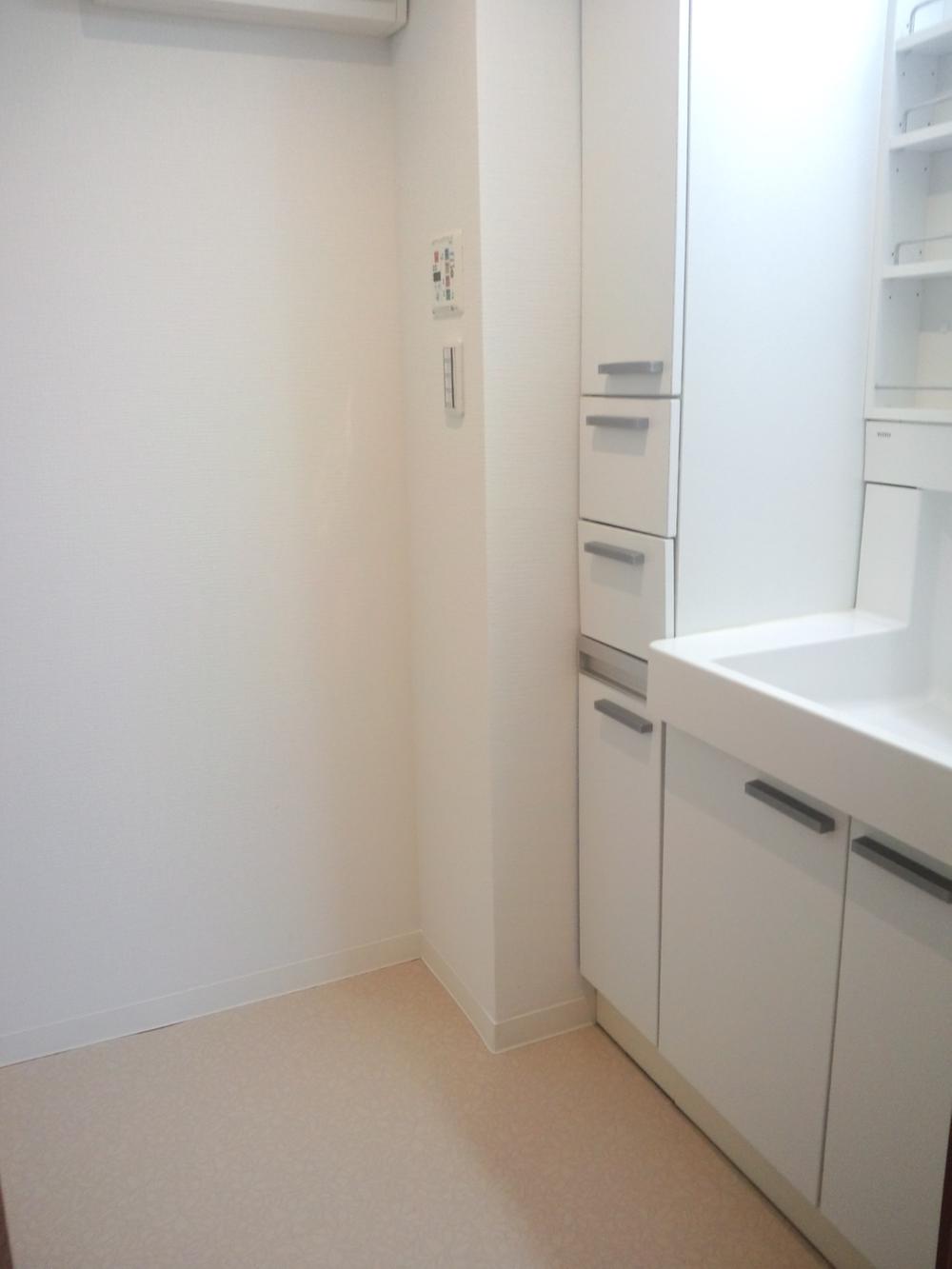 Wash basin, toilet. Room (August 2013) Shooting