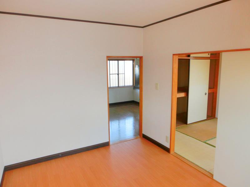 Living and room. You can relax comfortably in a spacious room! !