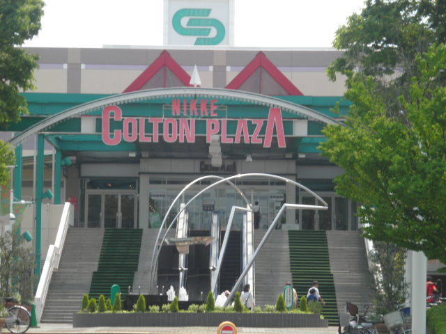 Shopping centre. Nickel Colton until Plaza (shopping center) 390m