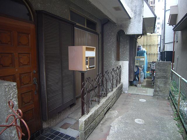 Local appearance photo. Entrance.