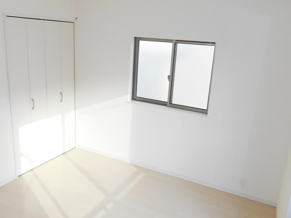 Non-living room. It will be sunny second floor Western-style