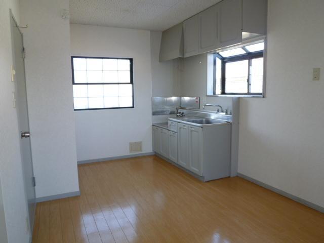 Kitchen. Cleanliness plenty of kitchen