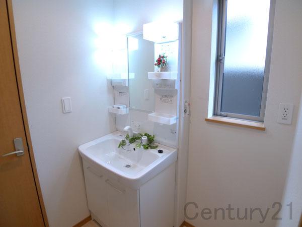 Wash basin, toilet. Fine basin space Produce a time of clear