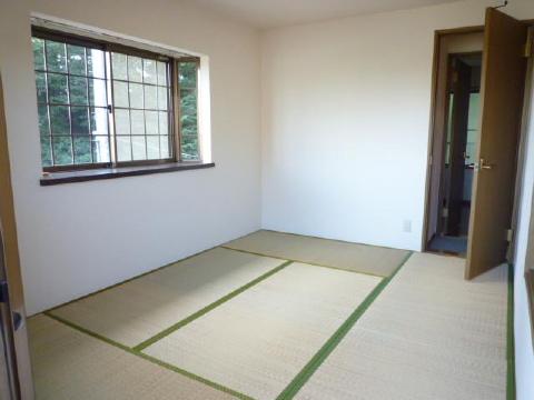 Living and room. You gonna settle down I Japanese-style room.