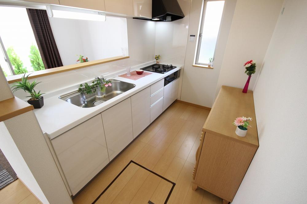 Kitchen. A refreshing clean counter kitchen