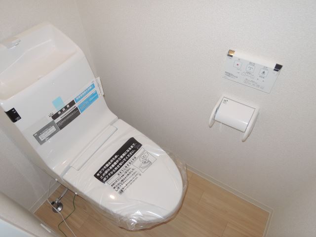 Toilet. Warm water washing toilet seat equipped! !