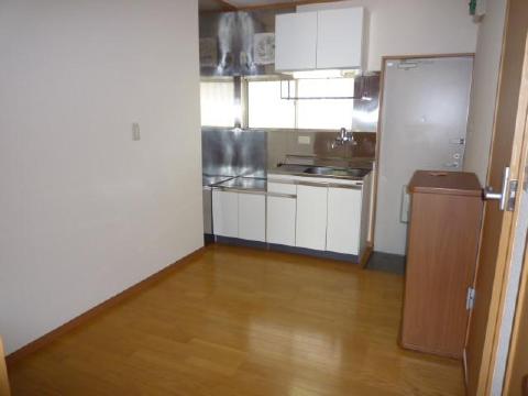 Kitchen. Gas stove corresponding Kitchen. Also afford refrigerator