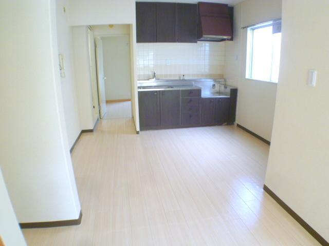 Kitchen. 2-neck is a gas stove can be installed.