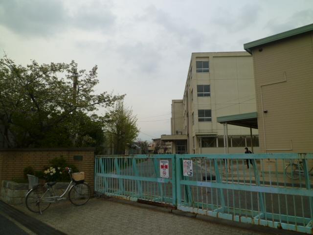 Primary school. Gyotoku to elementary school 955m