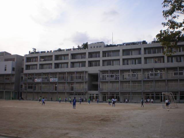 Junior high school. 725m until the seventh junior high school