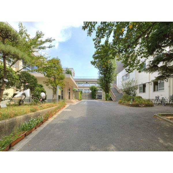 Primary school. Because it is adjacent to the 260m junior high school until Ichikawa City Tsuruyubi Elementary School, School is also safe