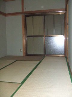 Living and room. 6 Pledge is a Japanese-style room. It will calm the tatami.