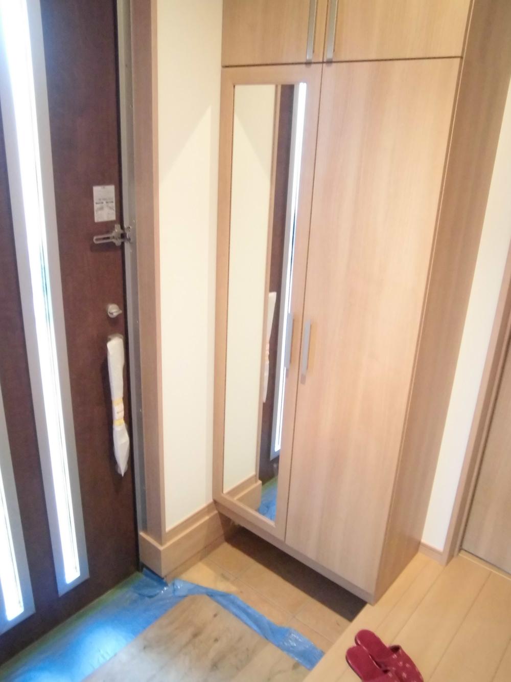 Entrance. It is the entrance with a large shoe box