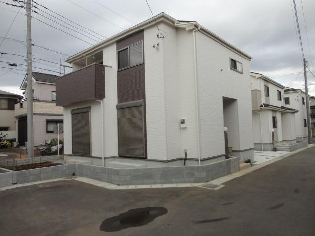 Local photos, including front road. Building 3