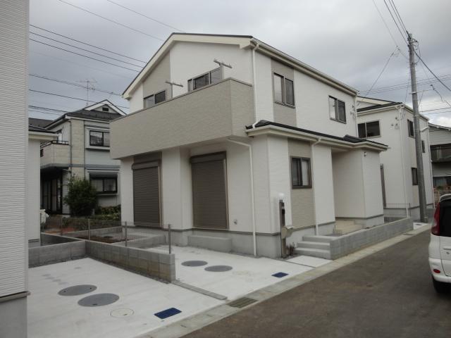 Local appearance photo. Building 2