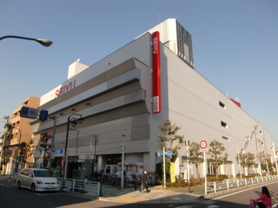 Supermarket. Seiyu to (super) 164m