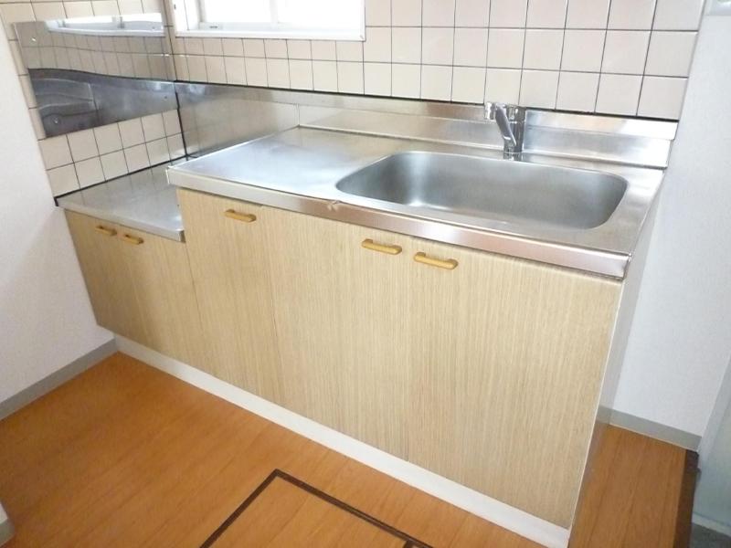 Kitchen. 2-neck is a gas stove can be installed.