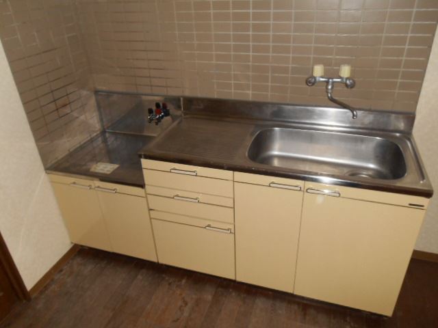 Kitchen. Gas stove can be installed