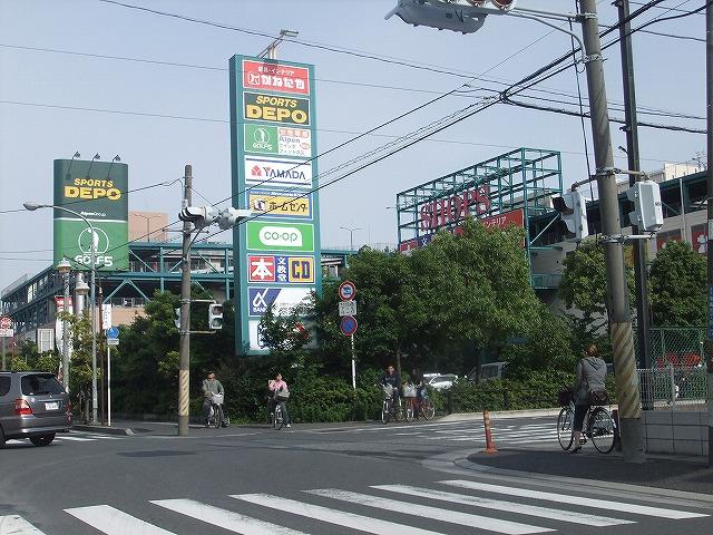 Shopping centre. Until Shops 1700m