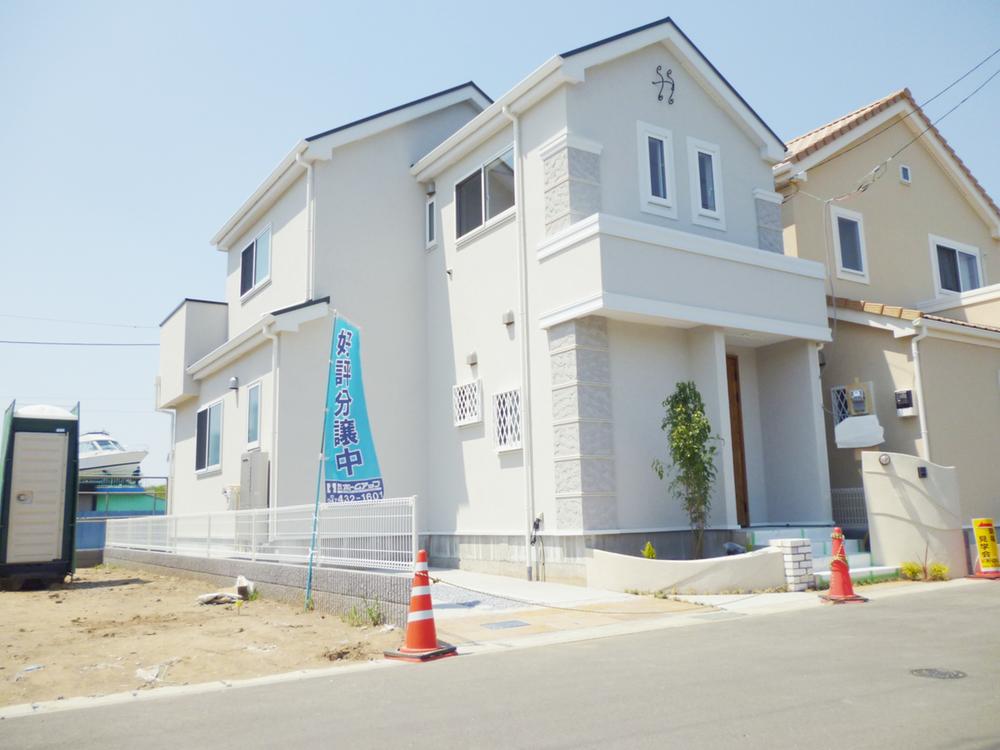 Local appearance photo. Building 2 (December 2013) Shooting. Craftsmen the finest exterior wall materials Joripaddo will finish by hand coating. Mold is also difficult to grow, Difficult to contain the soft material that because cracks, Beauty will last longer.