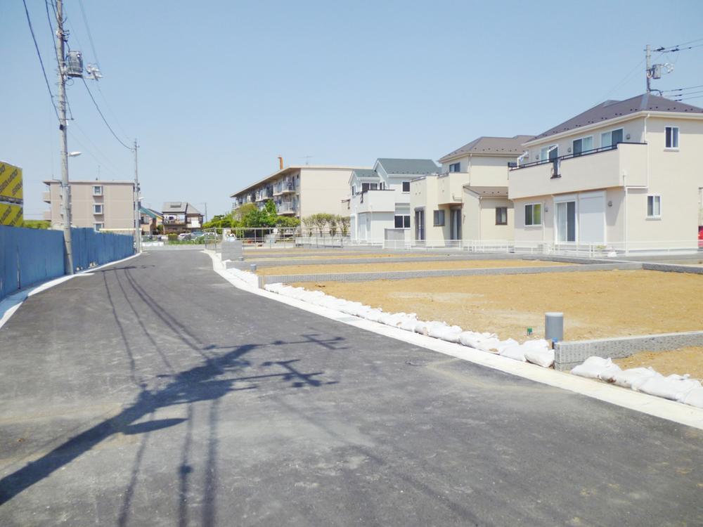 Local photos, including front road. Local (12 May 2013) shooting south road 6m so, Road the city management of. If the road there is also a merit of us heal the city also damaged (all building is not facing).