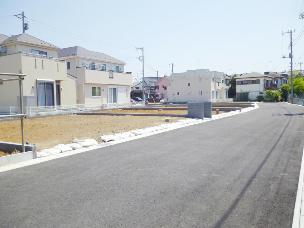 Local photos, including front road. Attraction of large-scale development site is this wide road. It will spread a nice skyline.