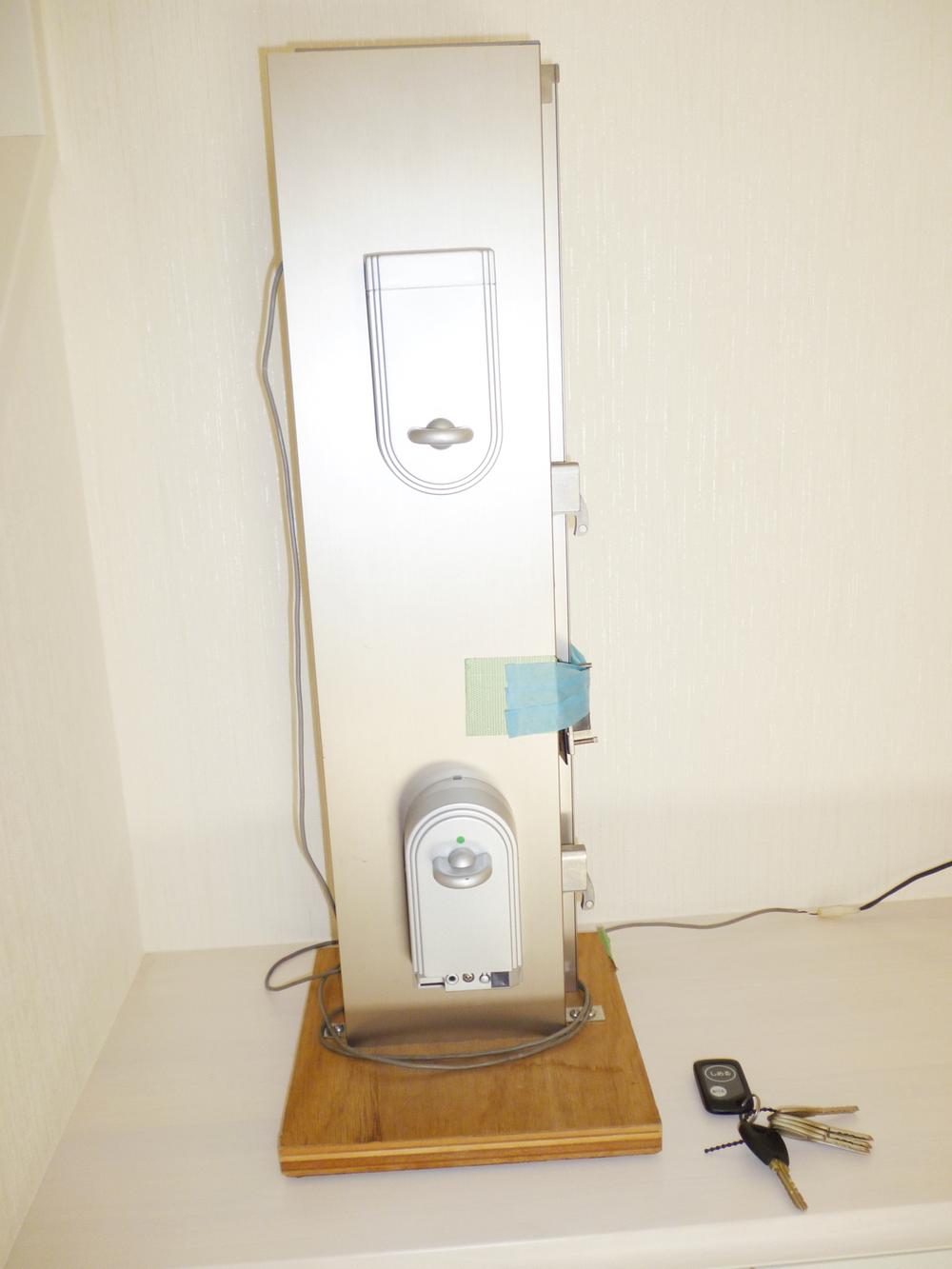 Other Equipment. (model, December 2013) Shooting Only you can open and close by pressing the remote control button without using the key. (Building 2 10 Building both, Same specifications)