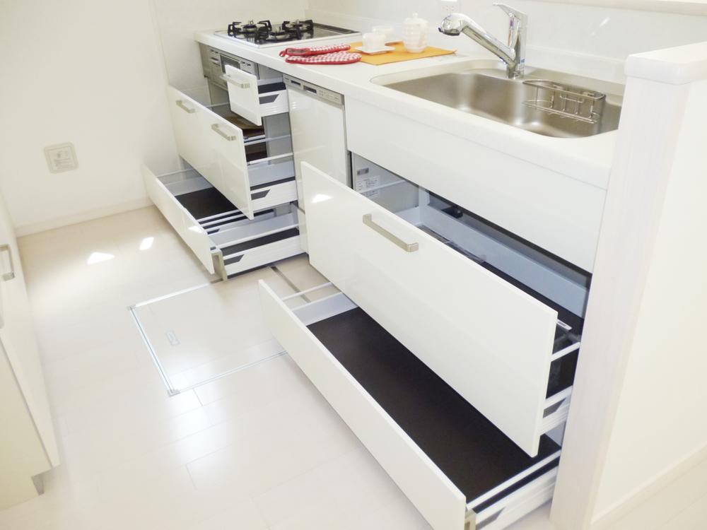 Other Equipment. (Photo 10 Building, December 2013) Shooting Housed drawer type. Is the charm of it is easily taken in and out that housed towards the back. Also it has excellent storage capacity than door type. (Building 2 10 Building both, It is the same specification)
