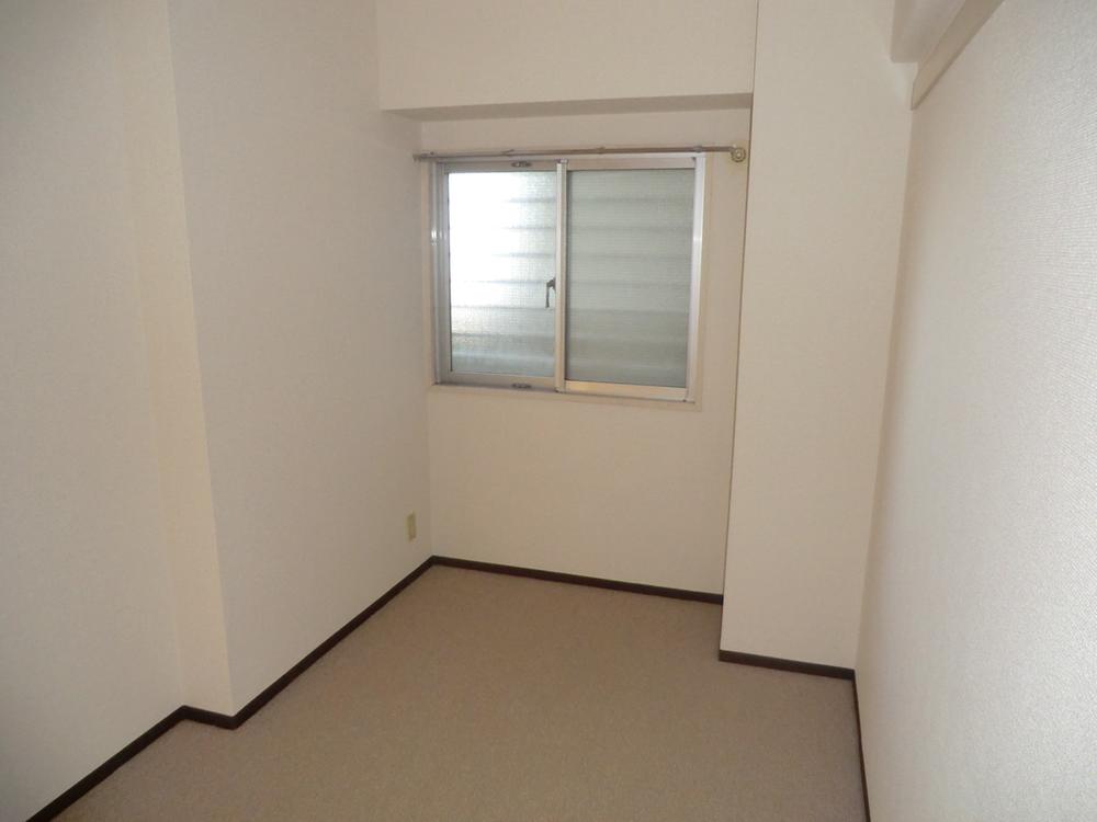 View photos from the dwelling unit. Northeast side closet (September 2013) Shooting