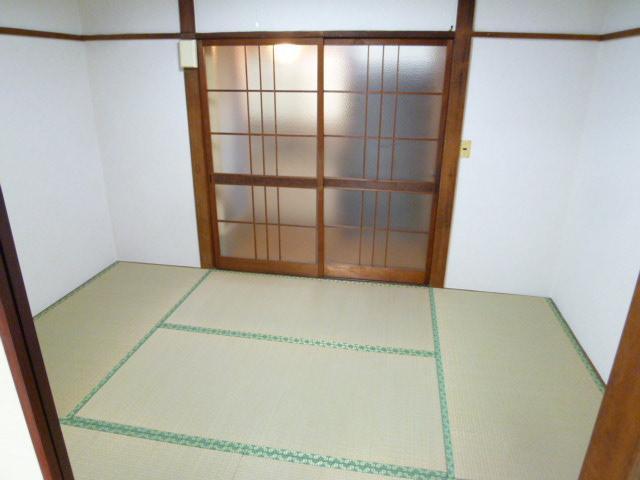 Living and room. Tatami is calm than flooring