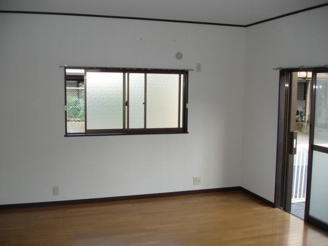 Living and room. There is a window, Bright room