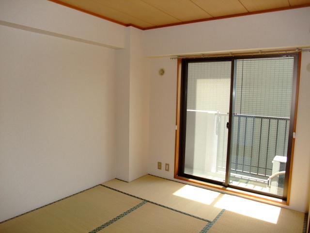 Living and room. Bright Japanese-style room is located between the housing 1.5.